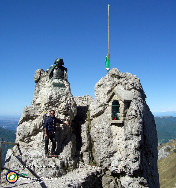 40.5 Luca sotto il busto di Paolo Stoppani....JPG